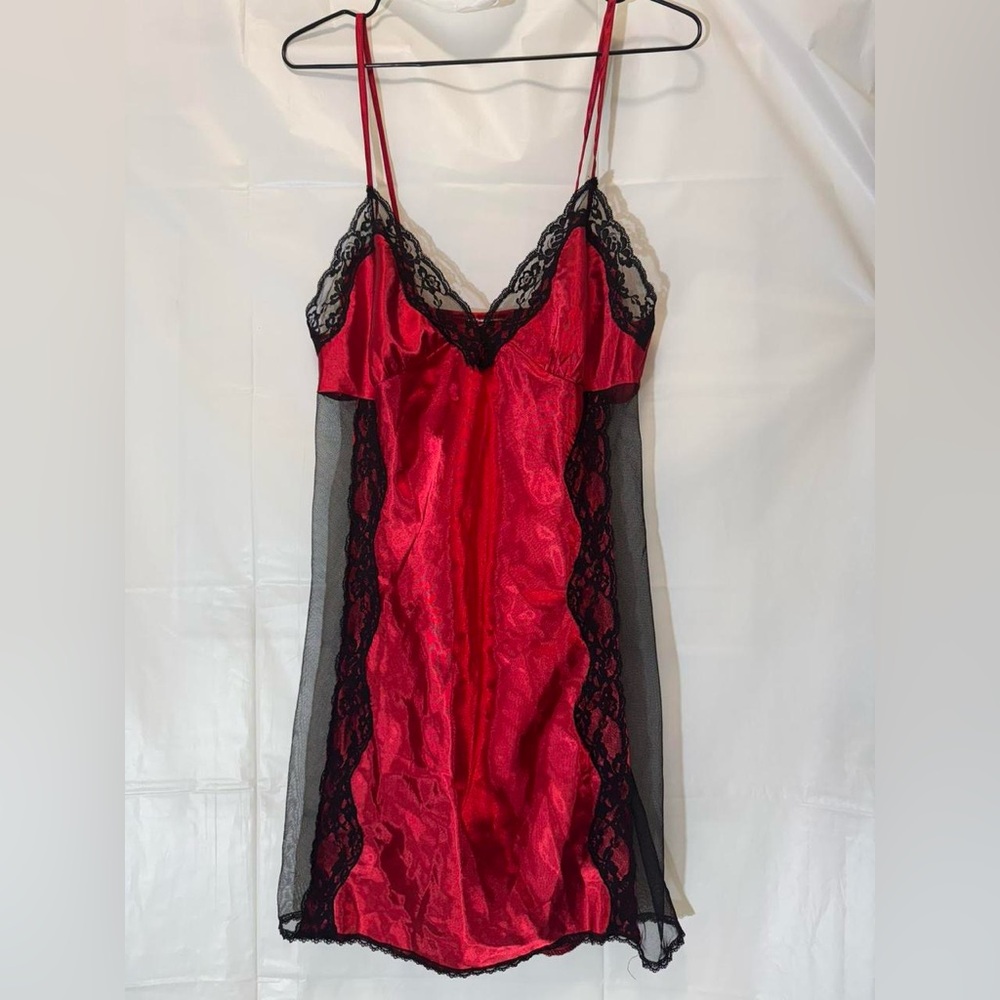 Elegant Red and Black Lace Chemise